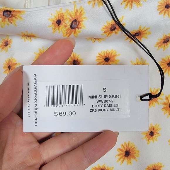 NWT WeWoreWhat Revolve Ditsy Daisies Mini Slip Skirt Sz S Ivory Multi Floral - Picture 4 of 11